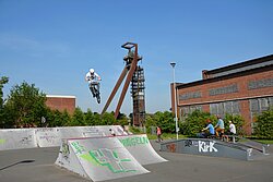 <a href="/attraktionen/bike-und-skatepark-drachenbruecke-cranger-strasse-recklinghausen" target="_self">Bike- und Skatepark Drachenbrücke</a>